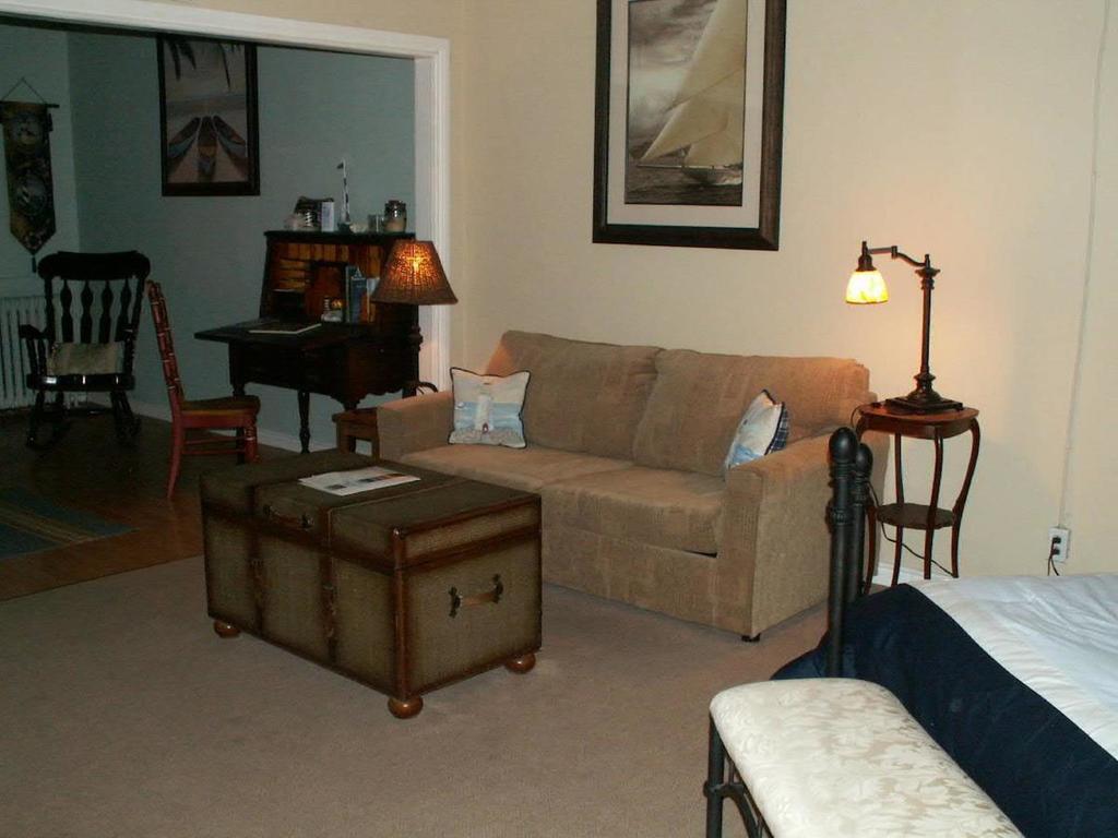 Canalside Restaurant, Inn & Kitchen Store Port Colborne Chambre photo